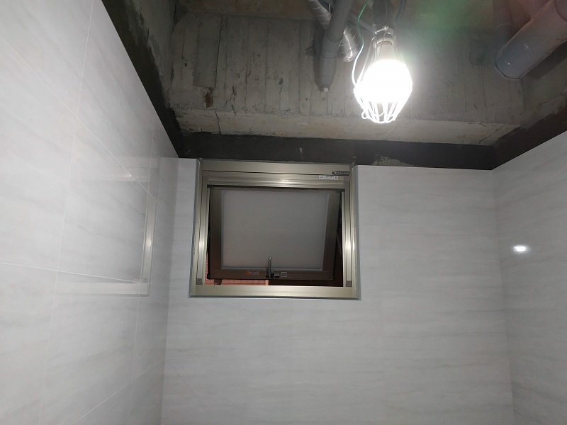 proimages/浴室用上掀窗_豐隆鋁業_01.jpg